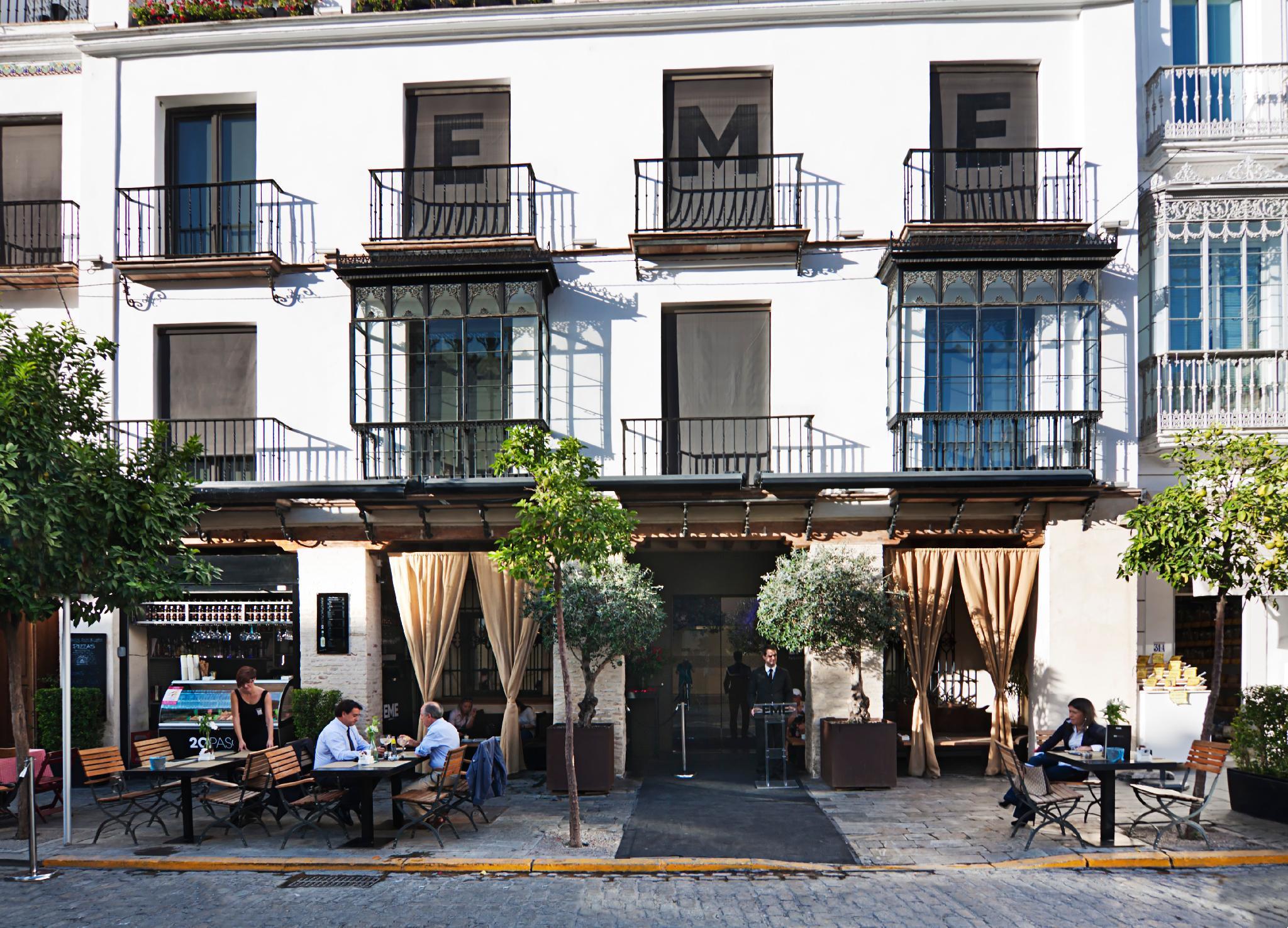 Eme Catedral Mercer Hotel Sevilla Eksteriør bilde A typical café in Seville