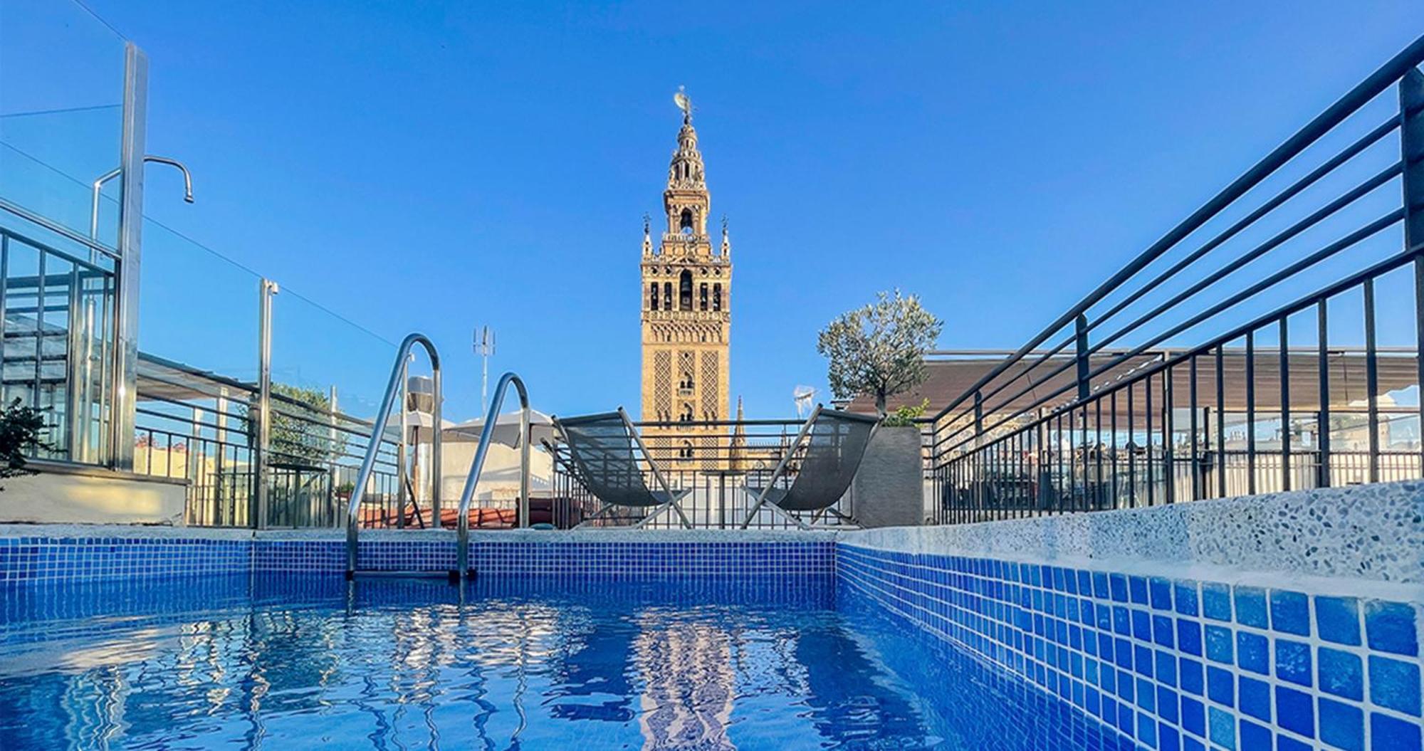 Eme Catedral Mercer Hotel Sevilla Eksteriør bilde The rooftop pool at the Hotel Casa 1800