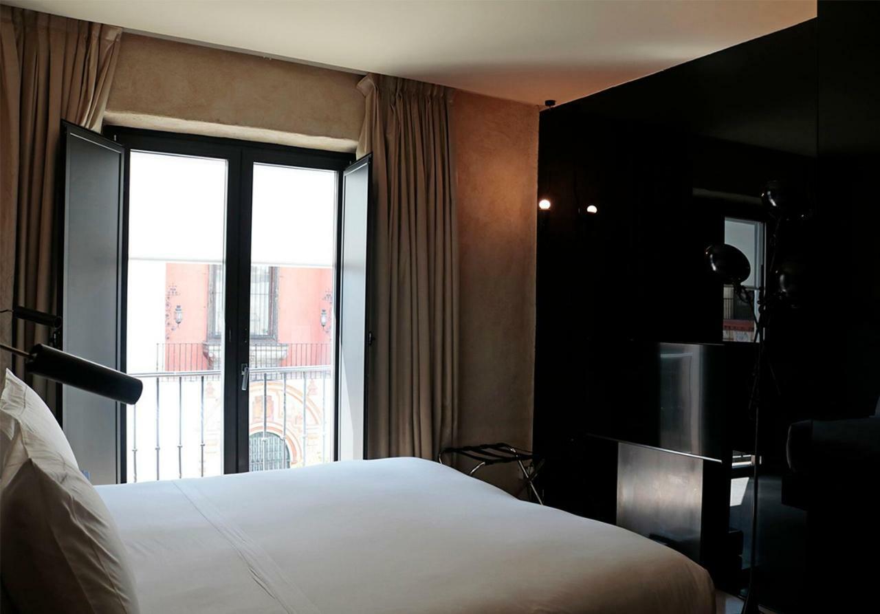 Eme Catedral Mercer Hotel Sevilla Eksteriør bilde A room at the hotel