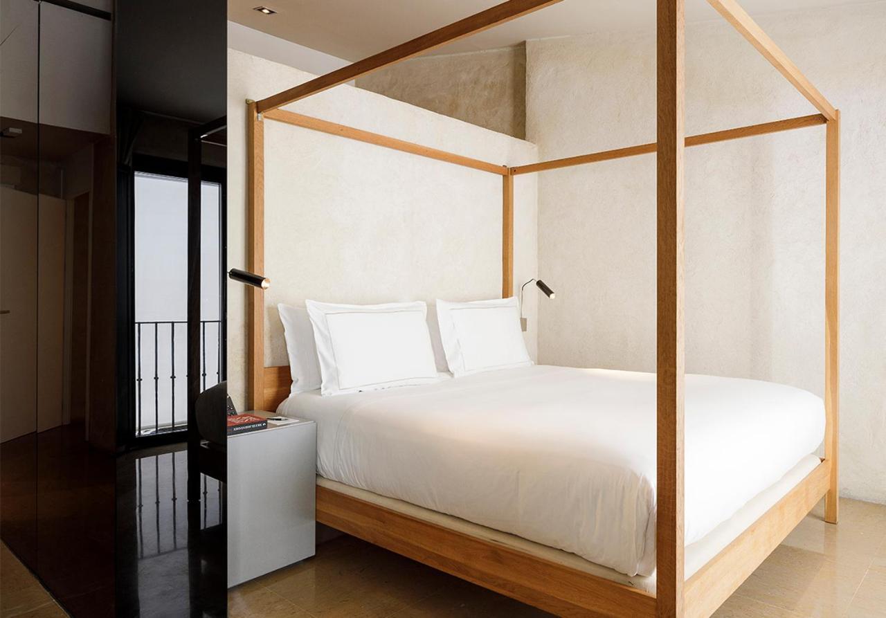 Eme Catedral Mercer Hotel Sevilla Eksteriør bilde A four-poster bed