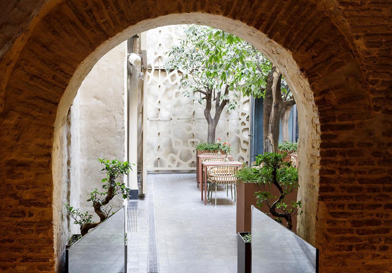 Eme Catedral Mercer Hotel Sevilla Eksteriør bilde The courtyard of the museum