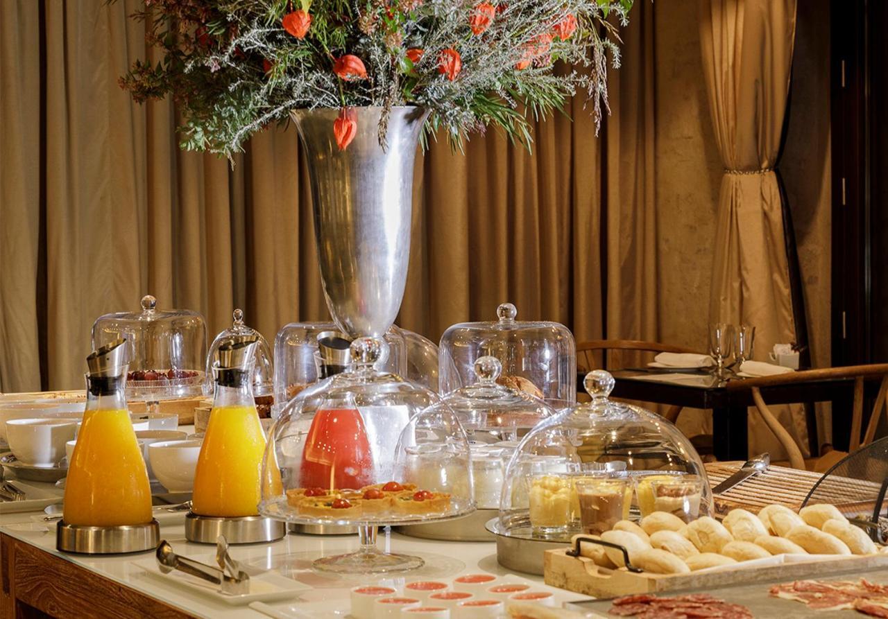 Eme Catedral Mercer Hotel Sevilla Eksteriør bilde A breakfast buffet
